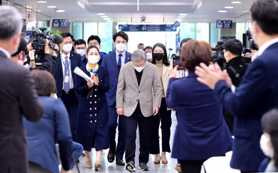 더불어민주당 이재명 대선 후보가 15일 오전 국회 의원회관에서 열린 'e스포츠 발전을 위한 국회의원 모임 창립총회'에 참석하며 인사하고 있다. 연합뉴스